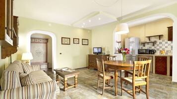 Apartamento, 1 habitación | Zona de estar | Televisión LCD de 40 cm con canales digitales, una televisión