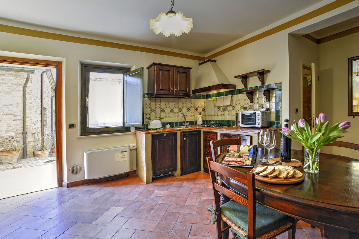 apartment | living room | 40-cm lcd tv with digital channels, tv