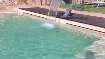 Une piscine agrémentée d’un élément décoratif aquatique.