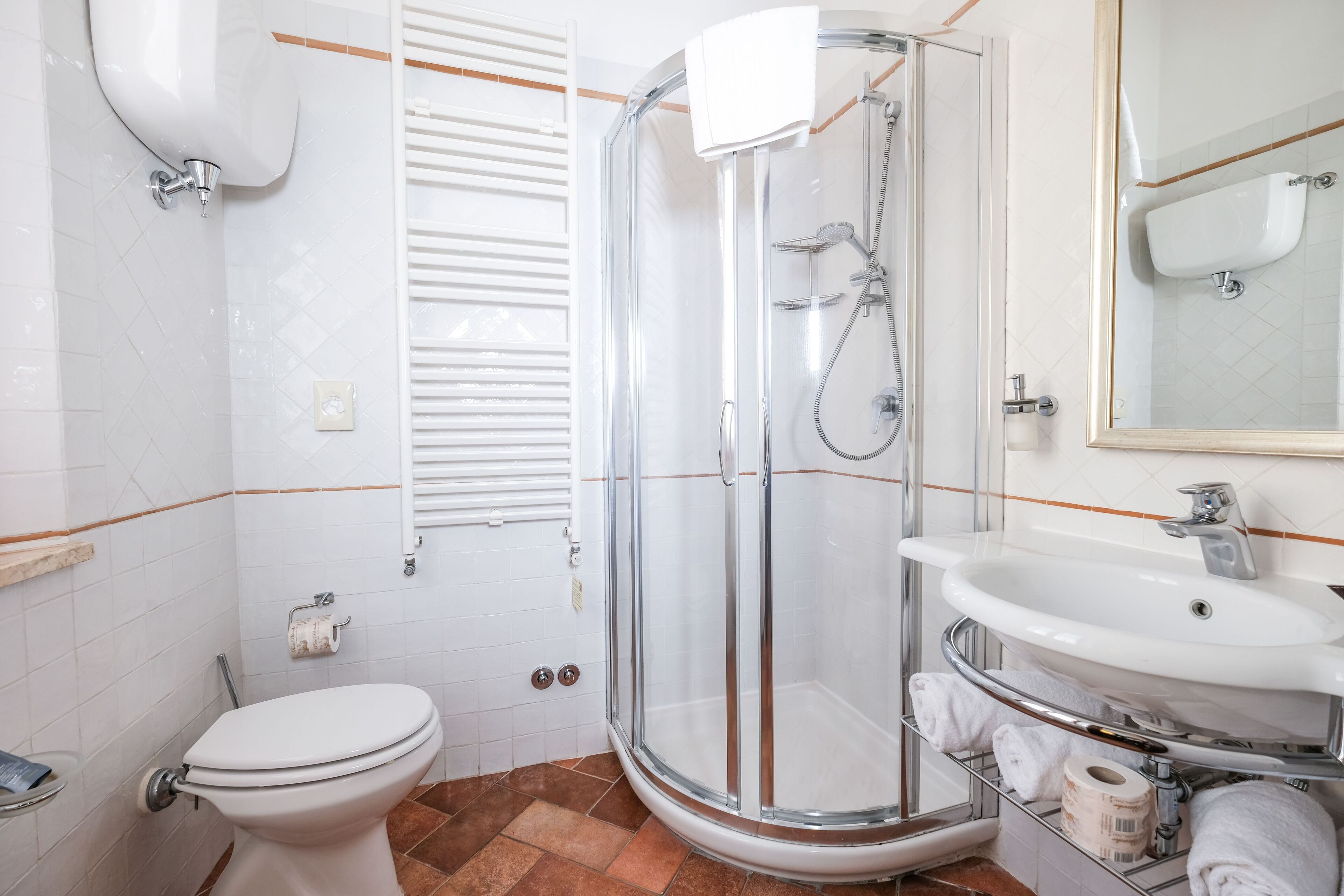 shower, free toiletries, hair dryer, bidet