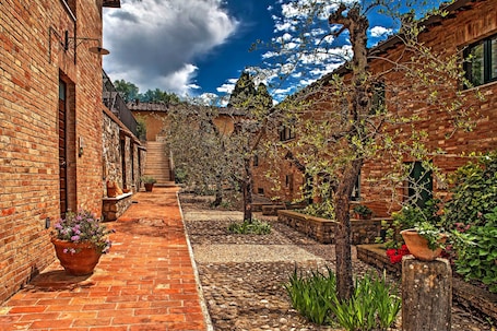 Exterior. Borgo Grondaie