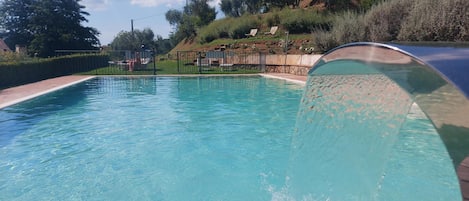 Piscine extérieure (ouverte en saison), chaises longues