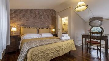 Habitación superior | Ropa de cama de alta calidad, caja fuerte, escritorio y wifi gratis