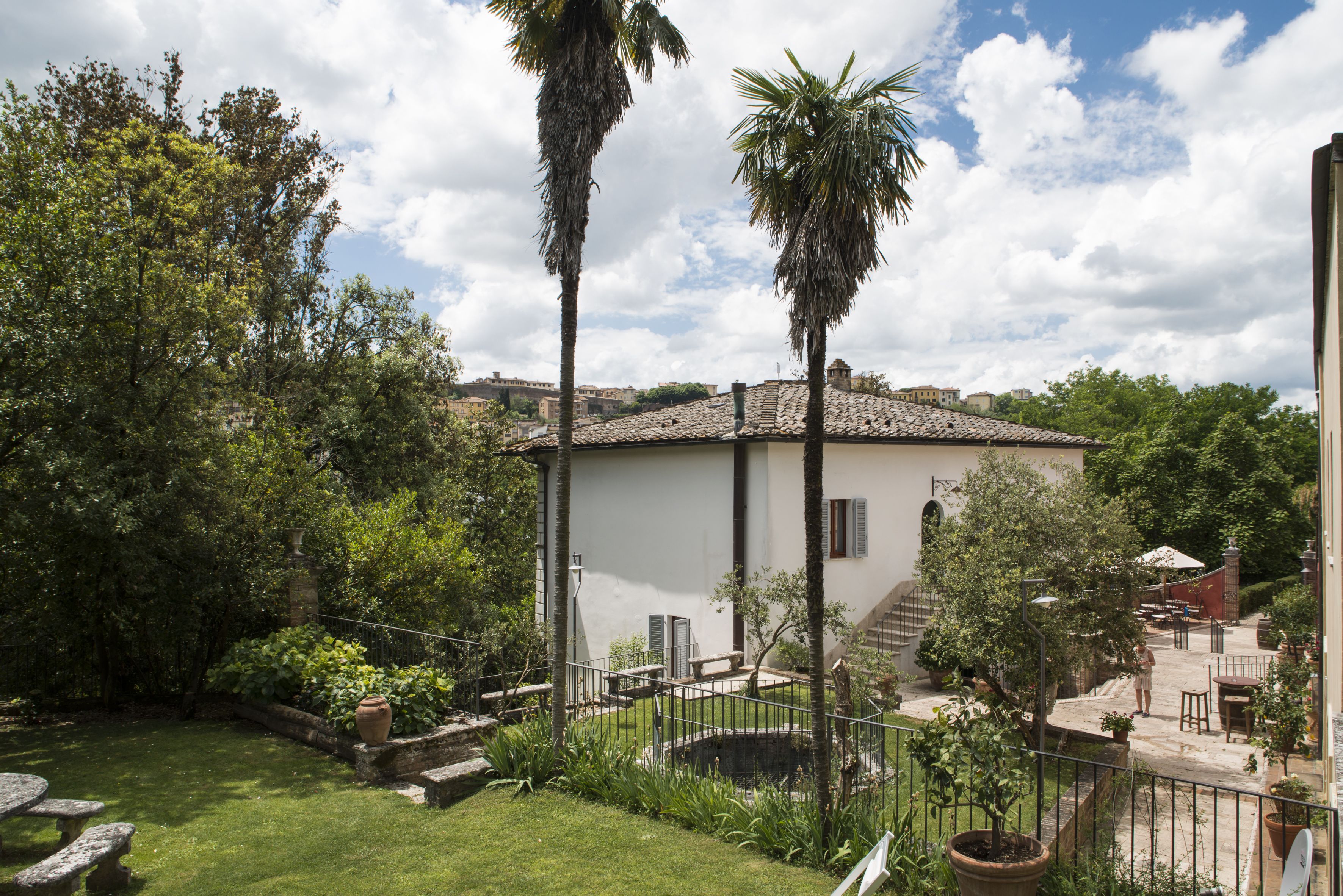 Eine Villa mit Garten, Schwimmbad und Terrasse.