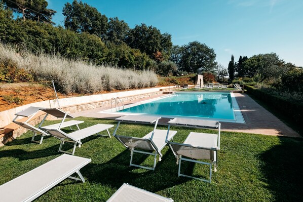 Piscine extérieure (ouverte en saison), chaises longues