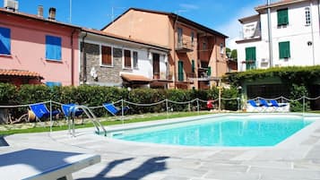 Piscina stagionale all'aperto, ombrelloni da piscina, lettini