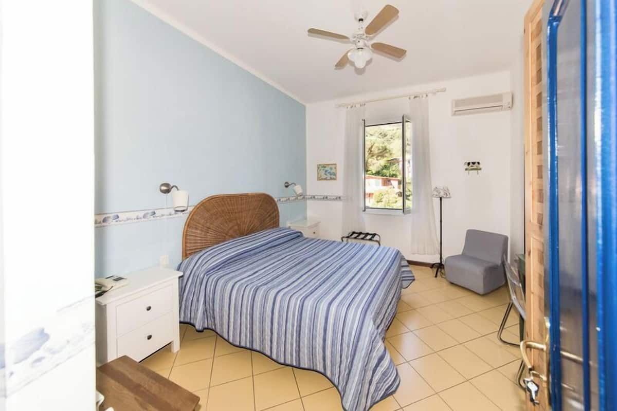 Cubrecamas, colchones con pillow-top y minibar