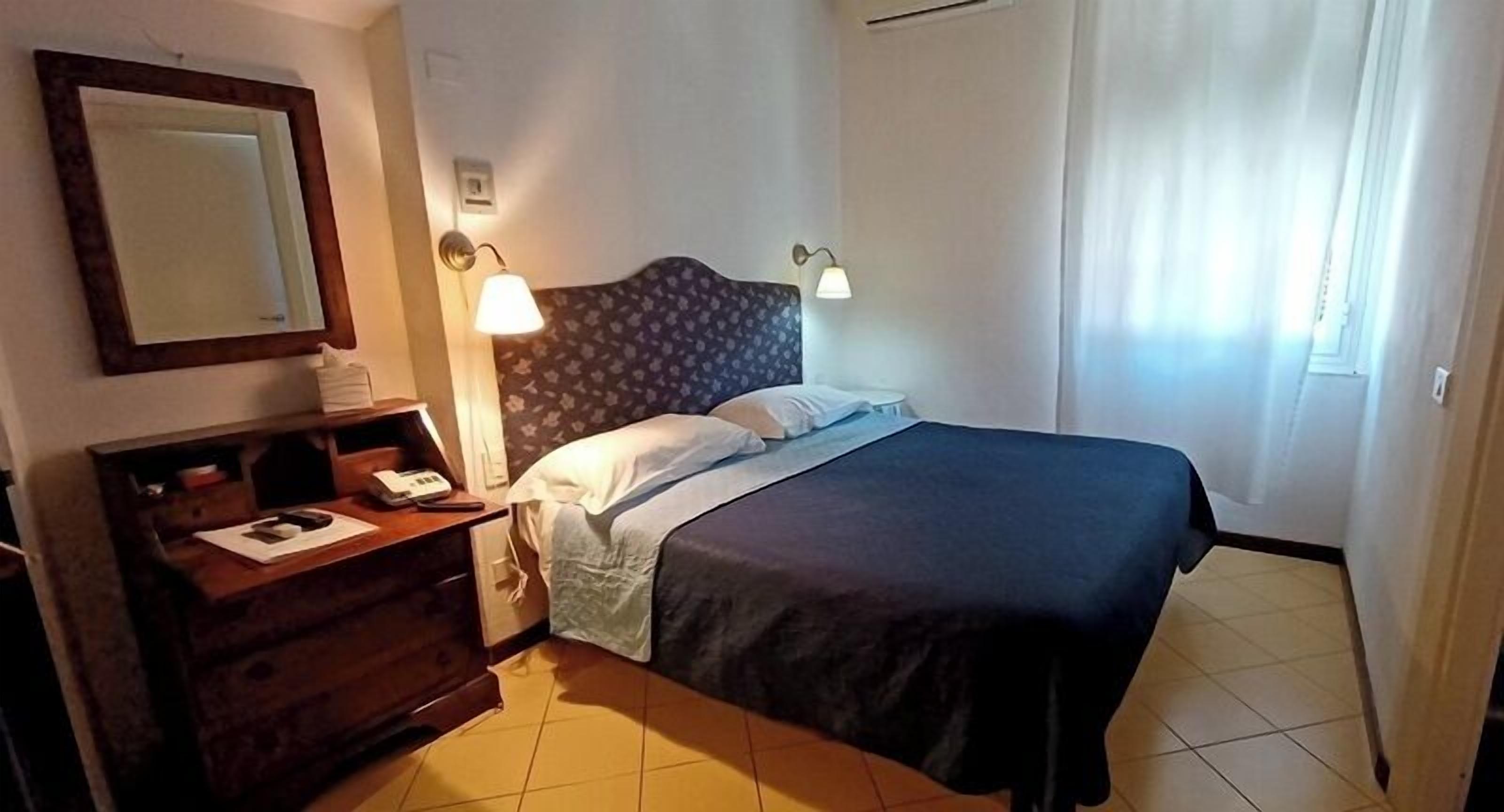 Cubrecamas, colchones con pillow-top y minibar 