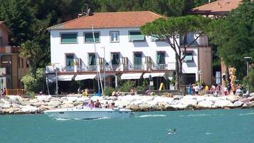 Piscine extérieure (ouverte en saison), parasols de plage