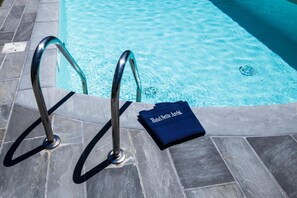 Seasonal outdoor pool, open 9 AM to 7 PM, pool umbrellas, sun loungers - Hotel Sette Archi (Ameglia)