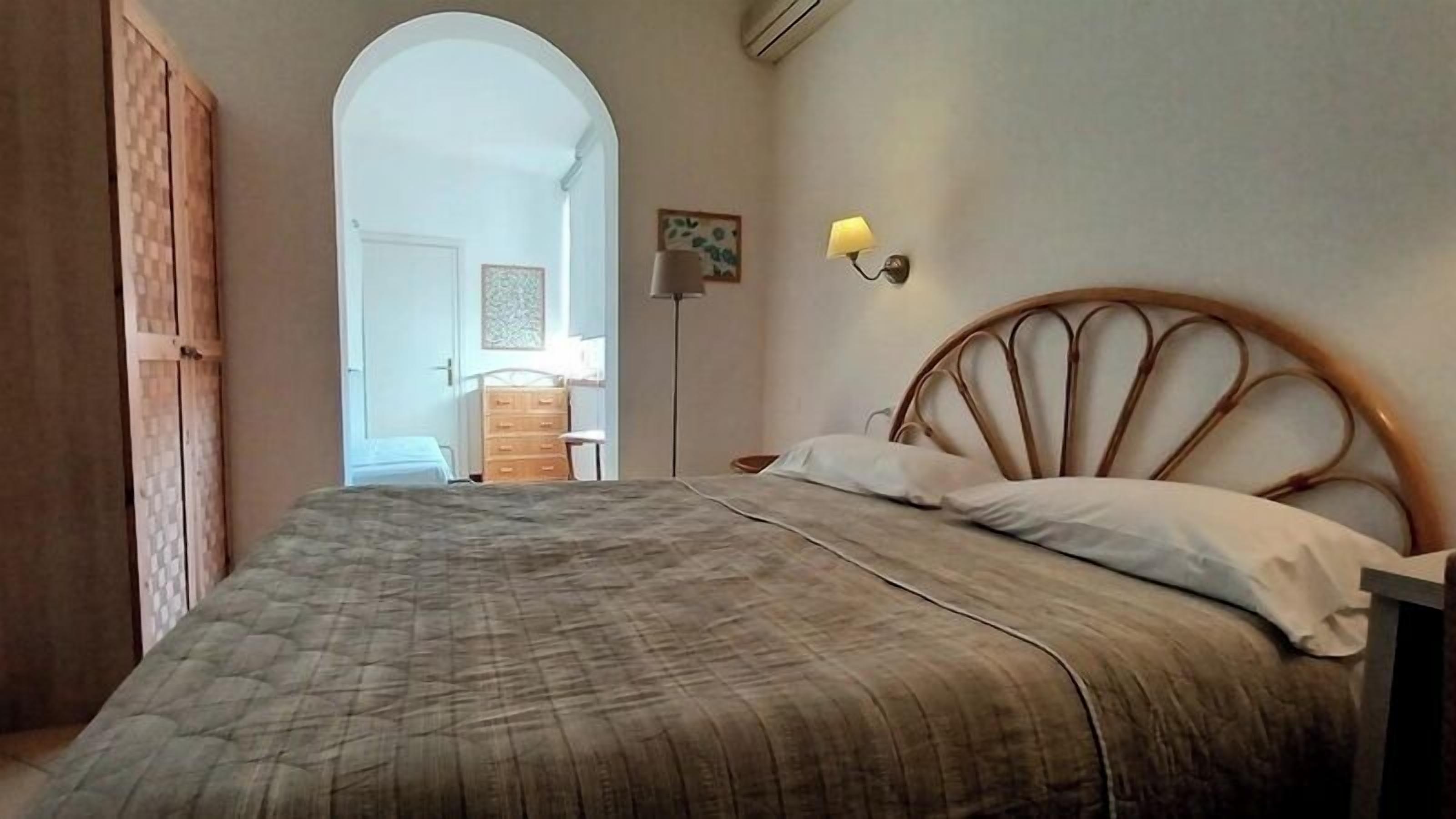 Cubrecamas, colchones con pillow-top y minibar 