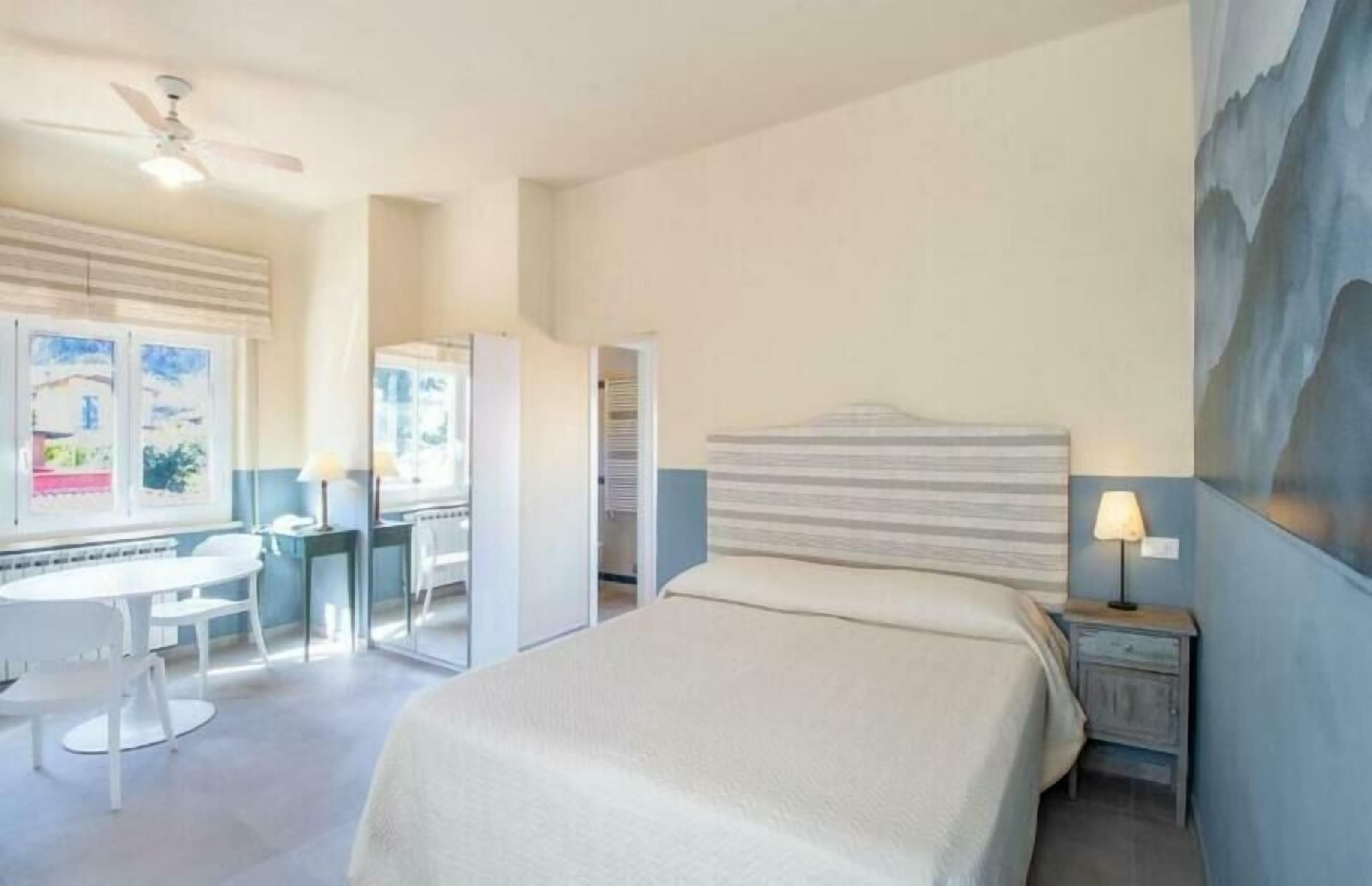 Cubrecamas, colchones con pillow-top y minibar 