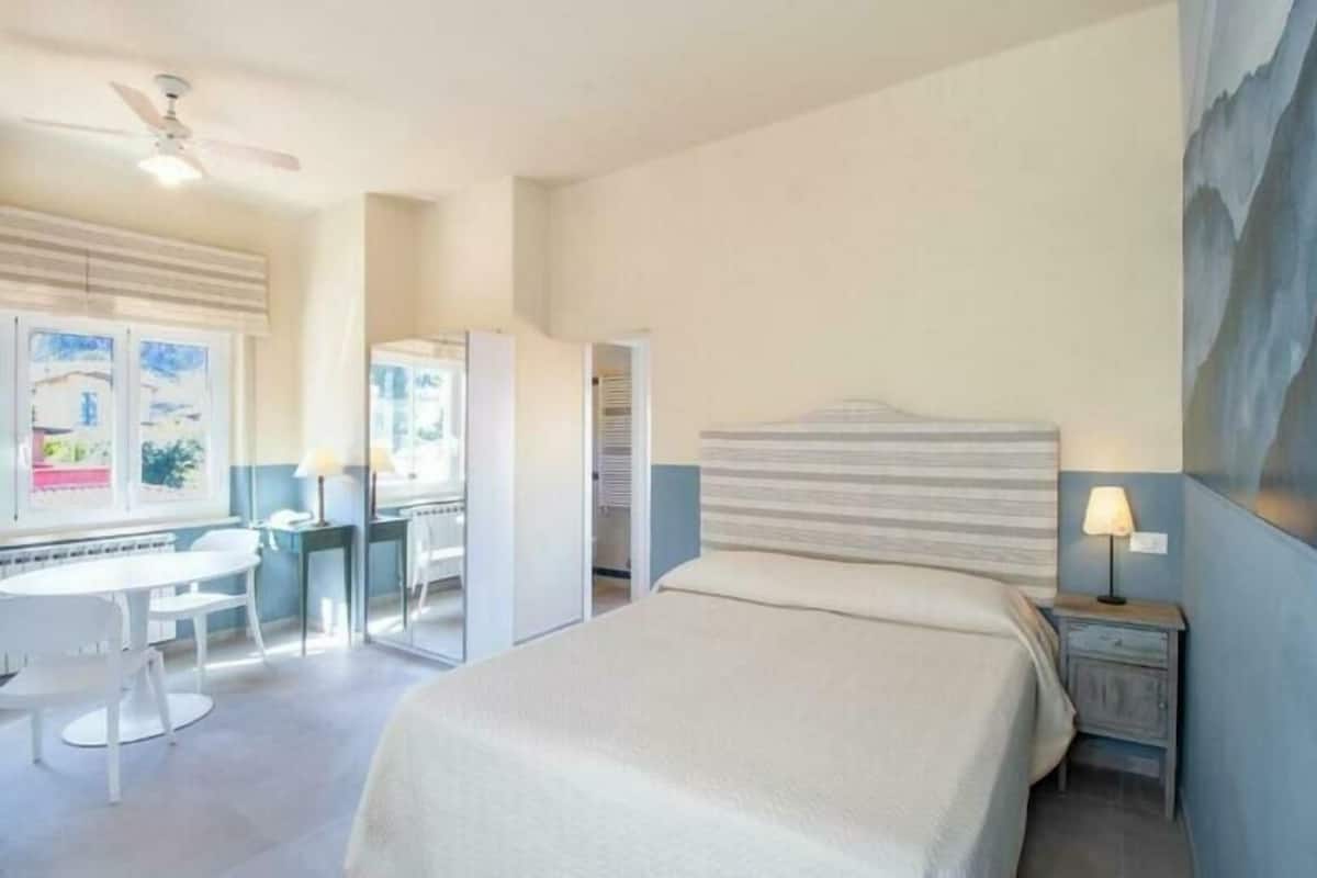 Cubrecamas, colchones con pillow-top y minibar