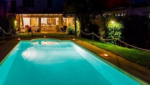 Seasonal outdoor pool, open 9 AM to 7 PM, pool umbrellas, pool loungers
