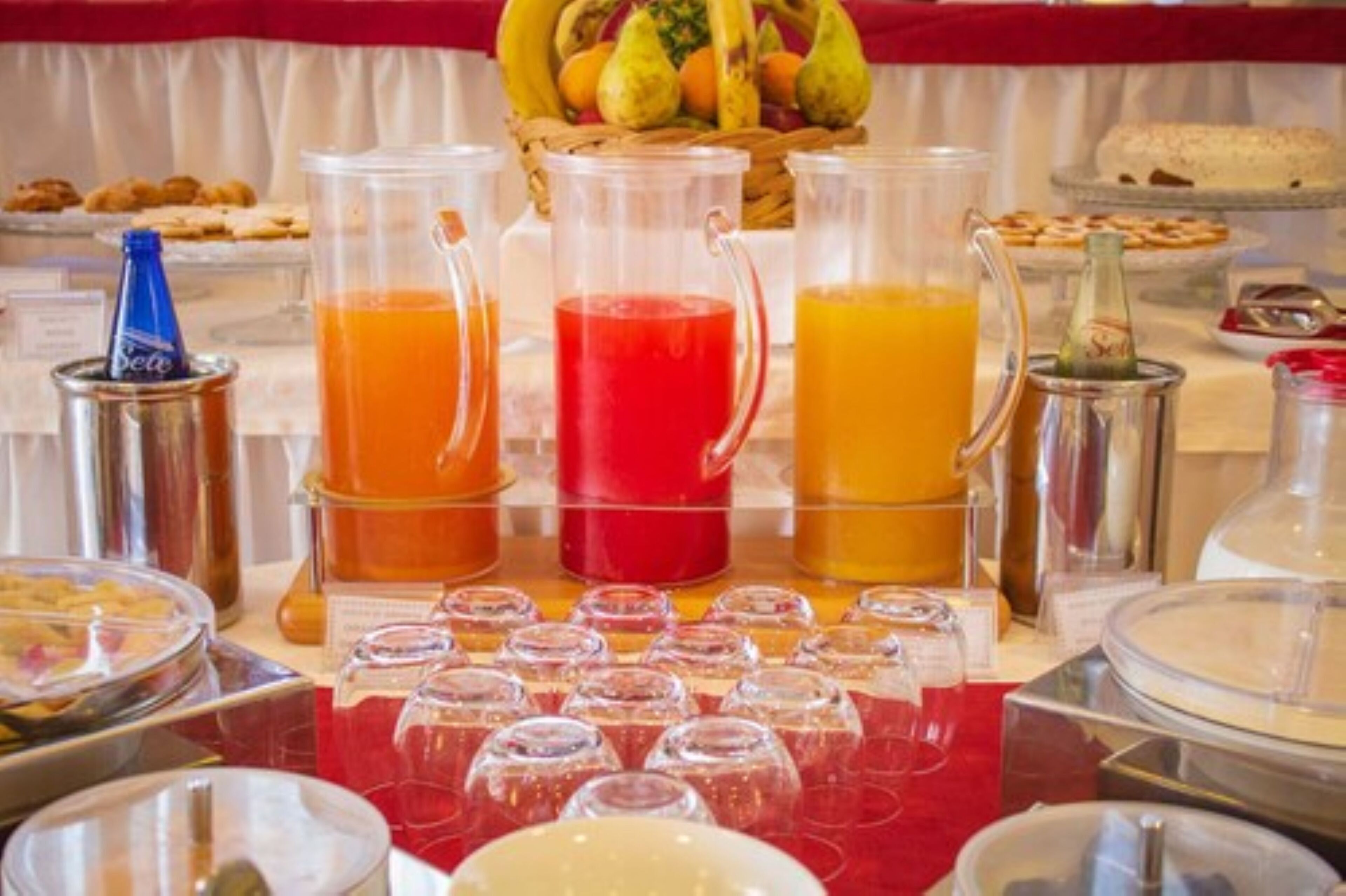 Sarapan bufet setiap hari (EUR 10 seorang) 