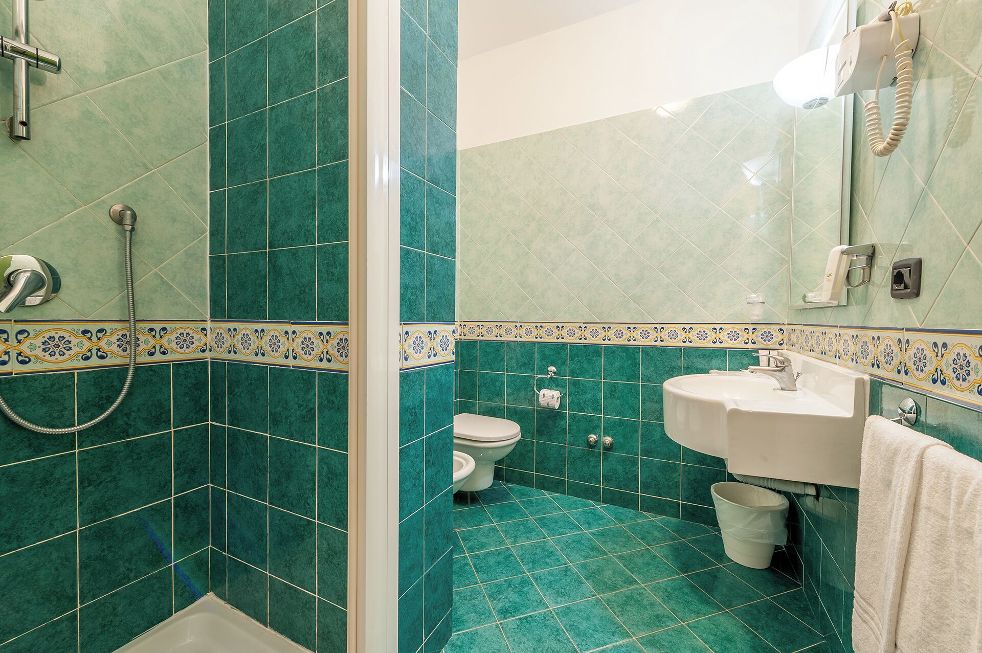 classic room, multiple beds | bathroom | shower, free toiletries, hair dryer, bidet