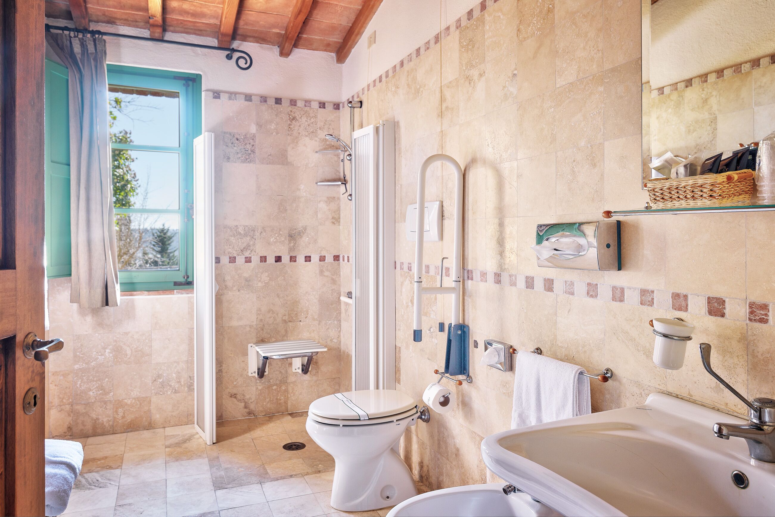 standard apartment  | bathroom | combined shower/bathtub, free toiletries, hair dryer, bathrobes