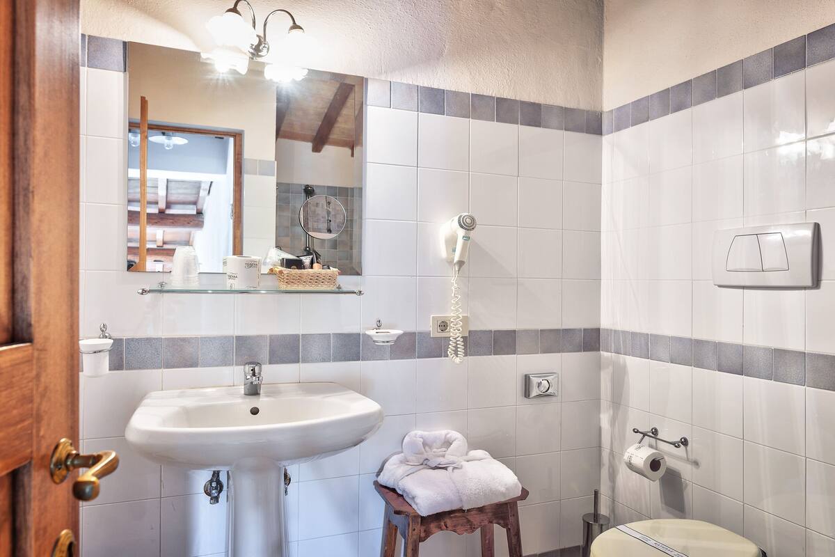 standard apartment  | bathroom | combined shower/bathtub, free toiletries, hair dryer, bathrobes