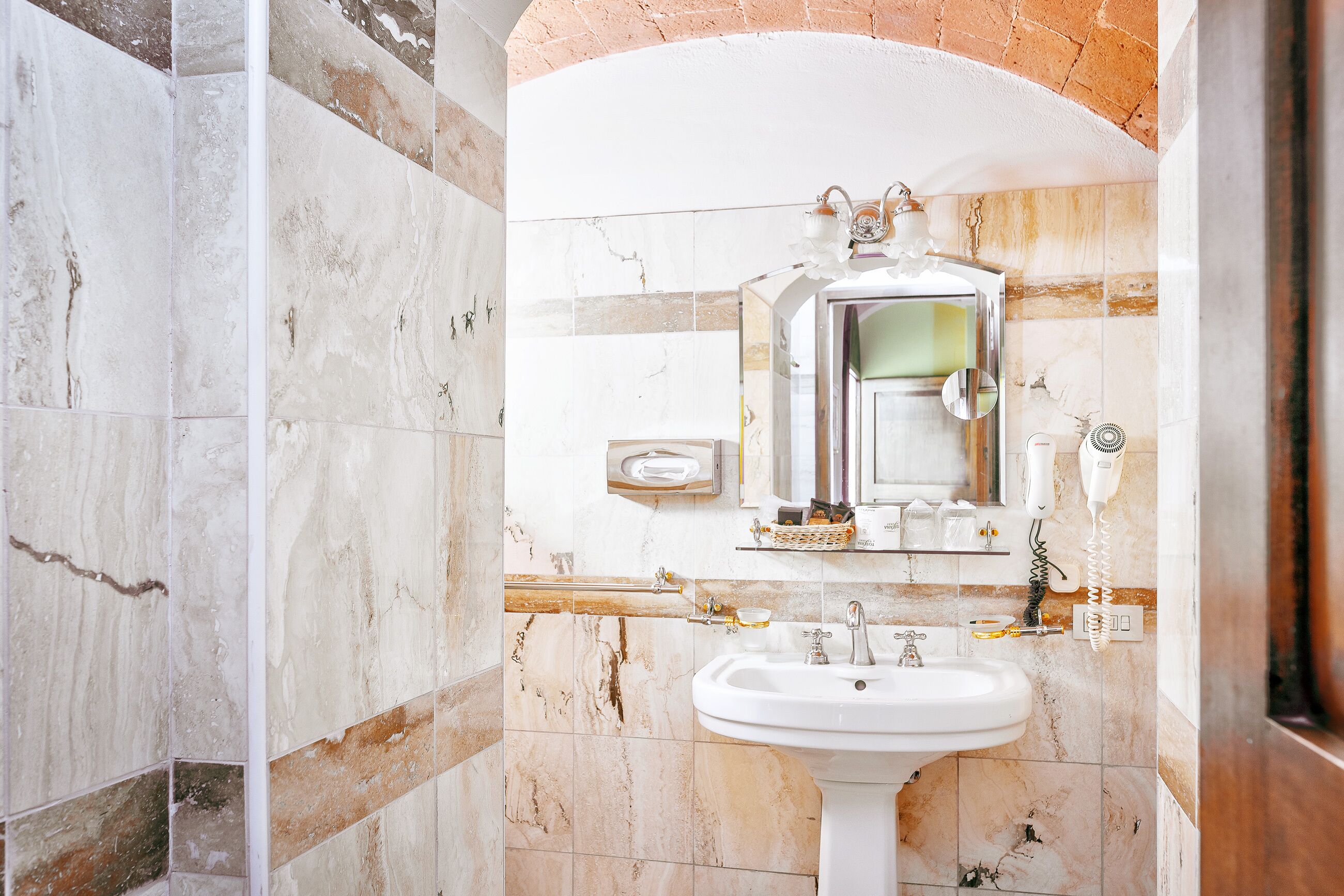 standard room | bathroom | combined shower/bathtub, free toiletries, hair dryer, bathrobes