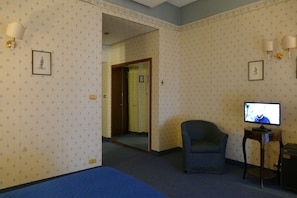 Quarto casal luxo, banheira de hidromassagem | Frigobar, cofres nos quartos, escrivaninha, cortinas blackout