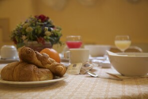 Free daily buffet breakfast  - Hotel Nuovo Rebecchino (Naples)