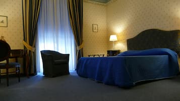 Phòng đôi Deluxe, bồn tắm thủy lực | Minibar, két bảo mật tại phòng, bàn, màn/rèm cản sáng