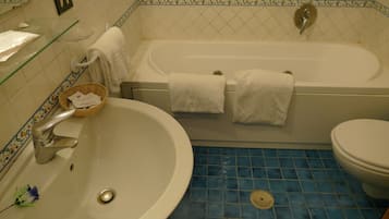 Un bagno con una vasca, un lavandino e un water.