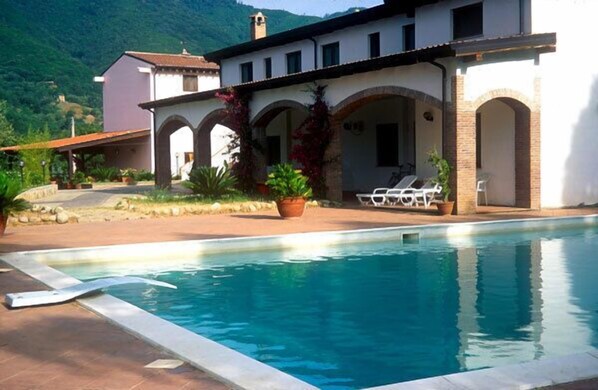 Una piscina al aire libre