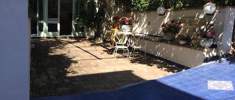 Kylskåp, spishäll, kaffe- och tebryggare och grytor/köksredskap