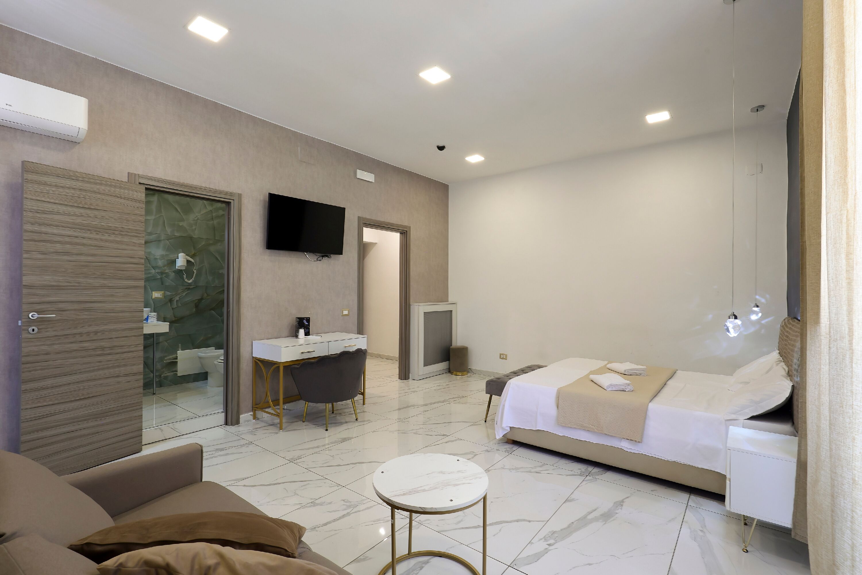 Comfort vierpersoonskamer | Een kluis op de kamer, een bureau, gratis wifi, beddengoed