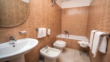 Douche, articles de toilette gratuits, sèche-cheveux, bidet
