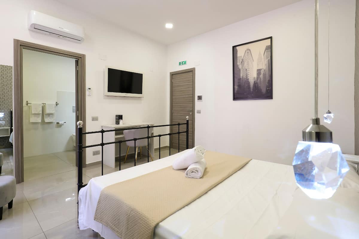 Comfort tweepersoonskamer | Een kluis op de kamer, een bureau, gratis wifi, beddengoed