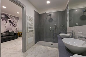 Studio Suite | Bathroom | Shower, free toiletries, hair dryer, bidet - Hotel La Pace (Naples)