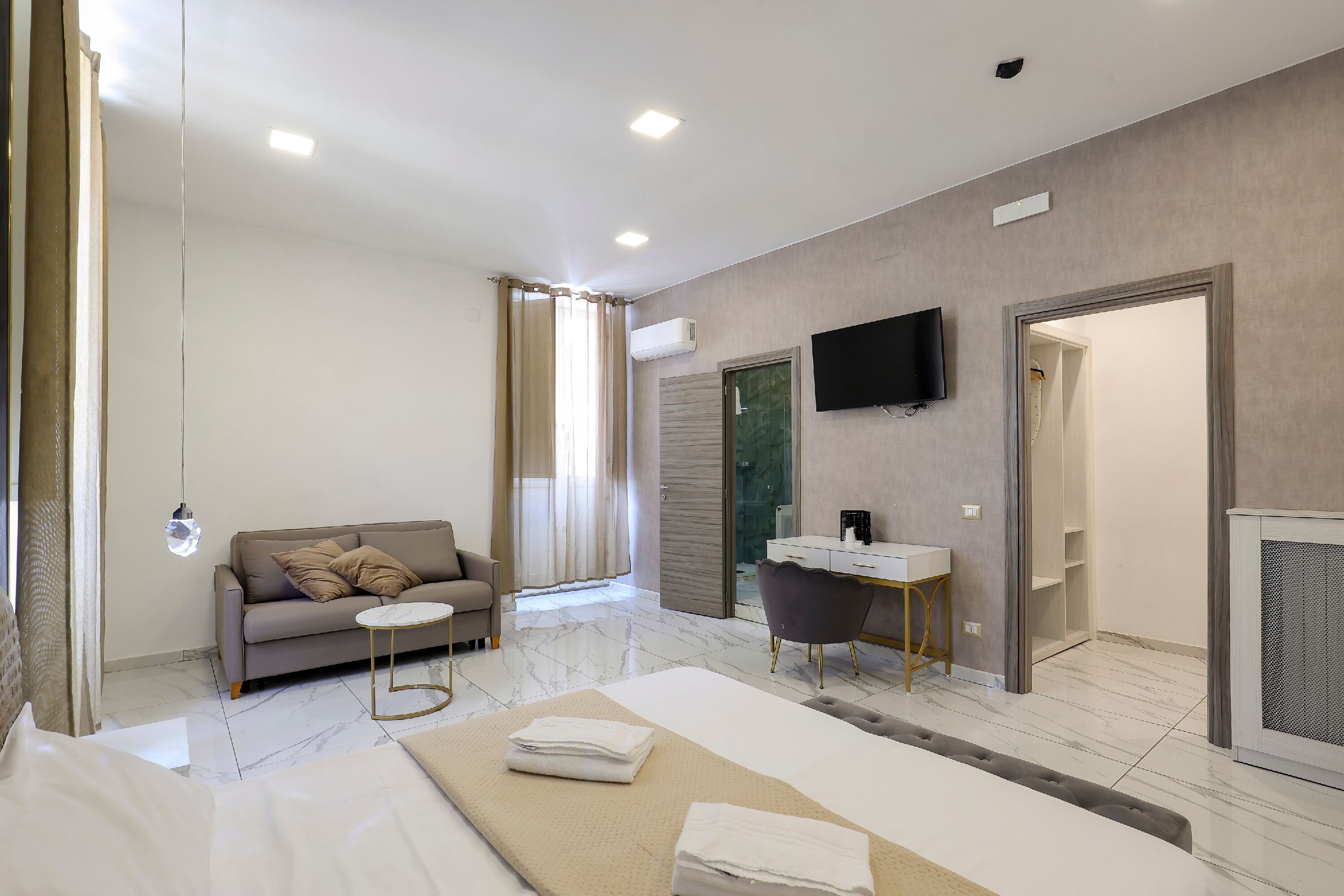 Comfort vierpersoonskamer | Een kluis op de kamer, een bureau, gratis wifi, beddengoed