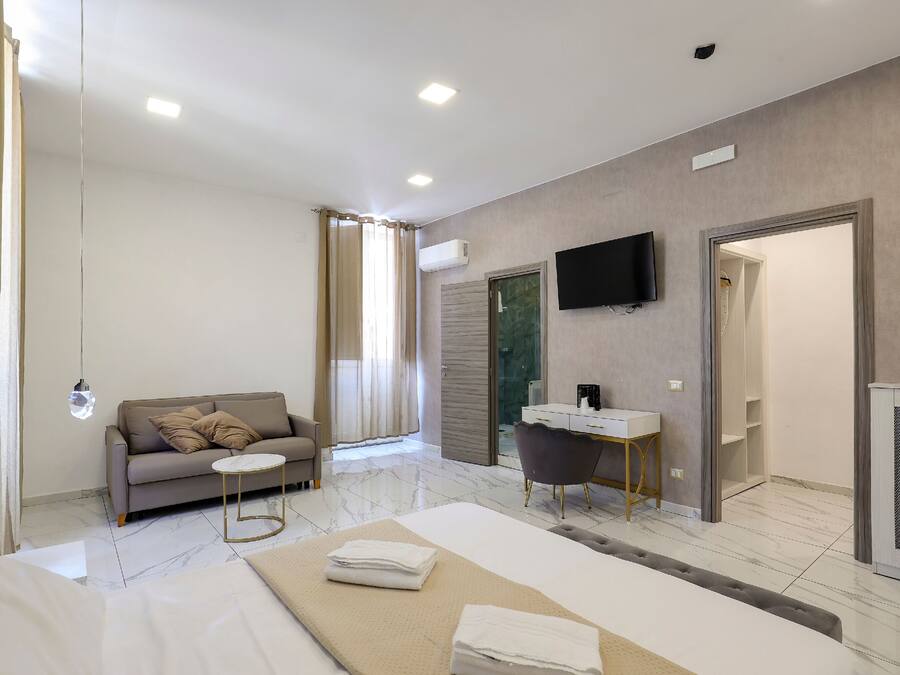 Kamar Quadruple Comfort | Brankas, meja kerja, Wi-Fi gratis, dan seprai linen