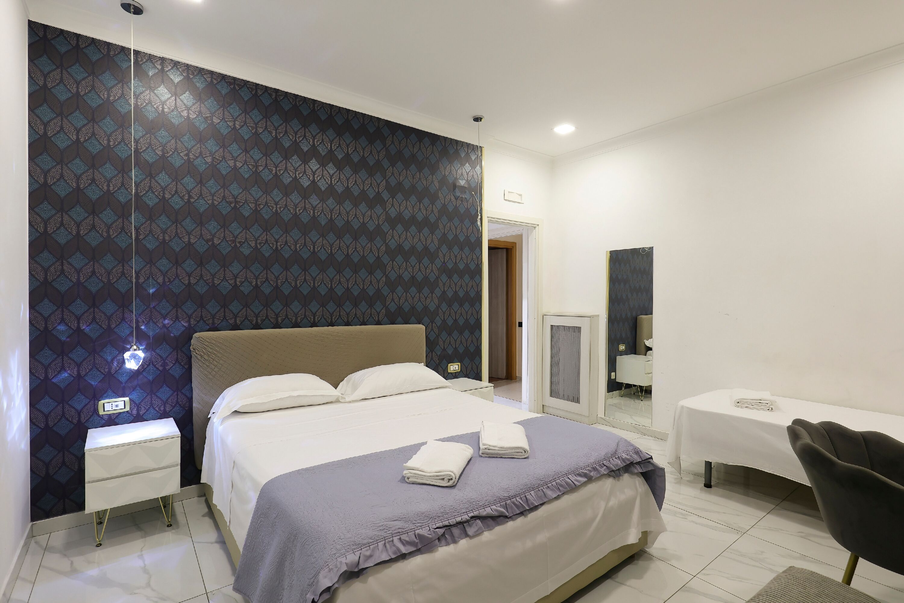 Comfort driepersoonskamer | Een kluis op de kamer, een bureau, gratis wifi, beddengoed