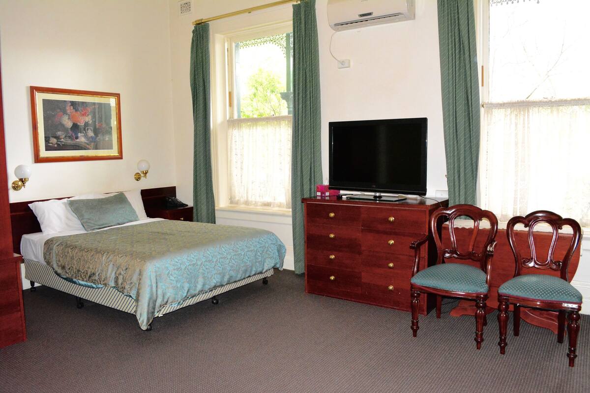 In-room safe, desk, iron/ironing board, free WiFi