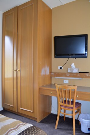 Zweibettzimmer | Zimmersafe, Schreibtisch, Bügeleisen/Bügelbrett, kostenloses WLAN