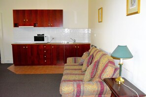 Departamento, Terraza | Caja de seguridad en la habitación y escritorio 