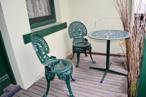 One Bedroom Cottage Apartment | In-room safe, desk, iron/ironing board, free WiFi