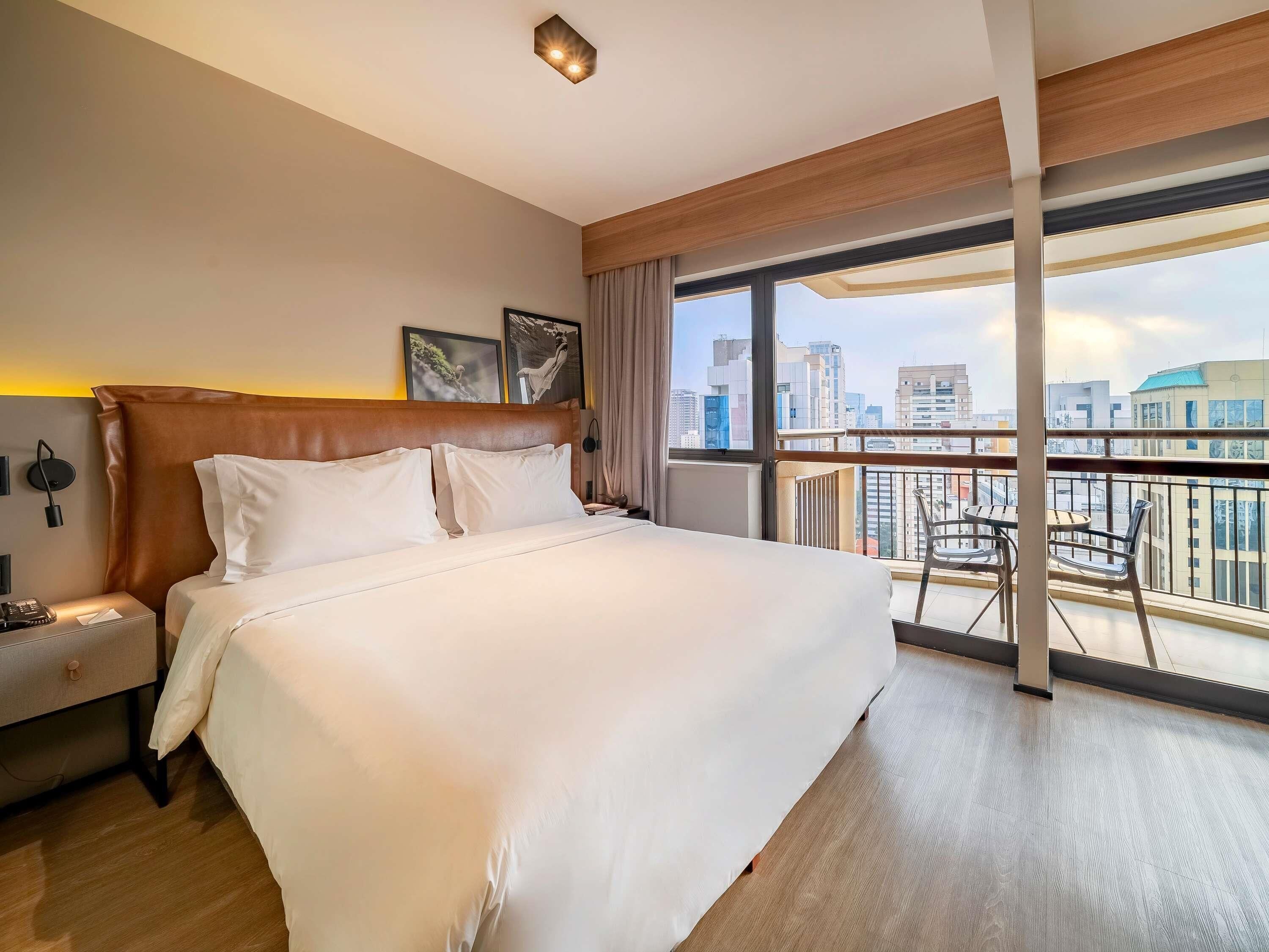 Kamar Eksekutif, 1 Tempat Tidur King, balkon, pemandangan kota | Minibar, brankas, meja kerja, dan tirai kedap cahaya