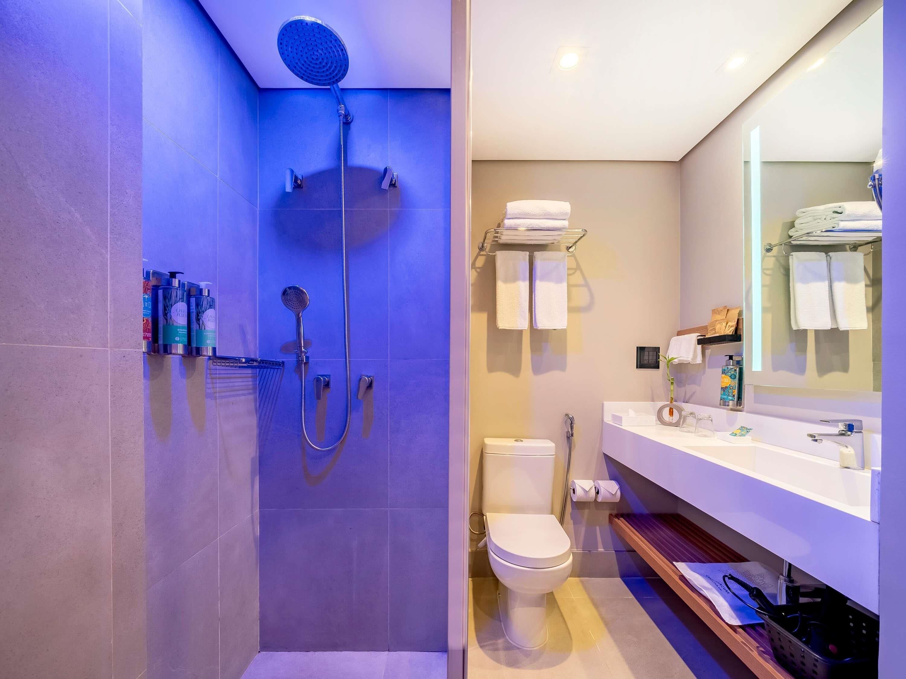 Minibar, värdeförvaringsskåp på rummet och skrivbord