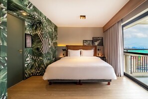 Executive Room, 1 King Bed, Balcony, Park View | Minibar, in-room safe, desk, blackout curtains