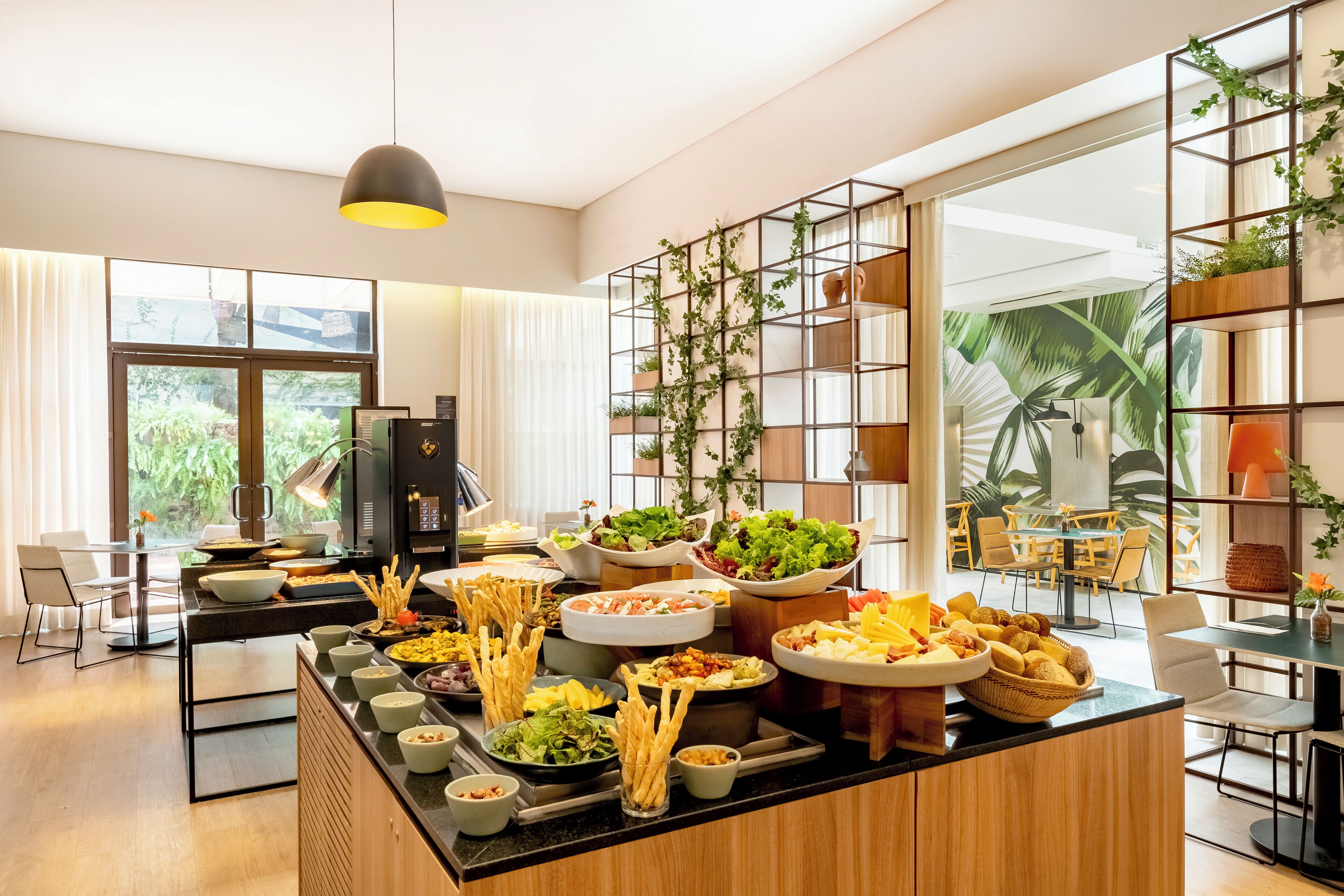 حيث تُقدم وجبات الإفطار، الغداء، العشاء، الأطباق العالمية