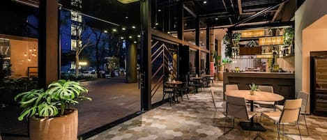 Déjeuner, dßner et souper servis sur place; cuisine internationale