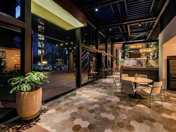 Breakfast, lunch, dinner served; international cuisine - Grand Mercure SP Itaim Bibi (São Paulo)