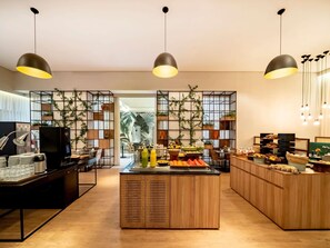 Se sirven desayunos, comidas, cenas y cocina internacional 