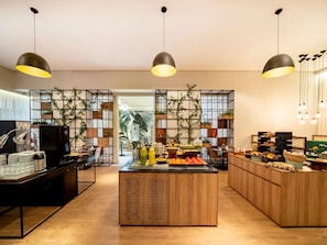 Se sirven desayunos, comidas, cenas y cocina internacional