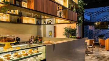 Café da manhã, almoço e jantar; culinária internacional