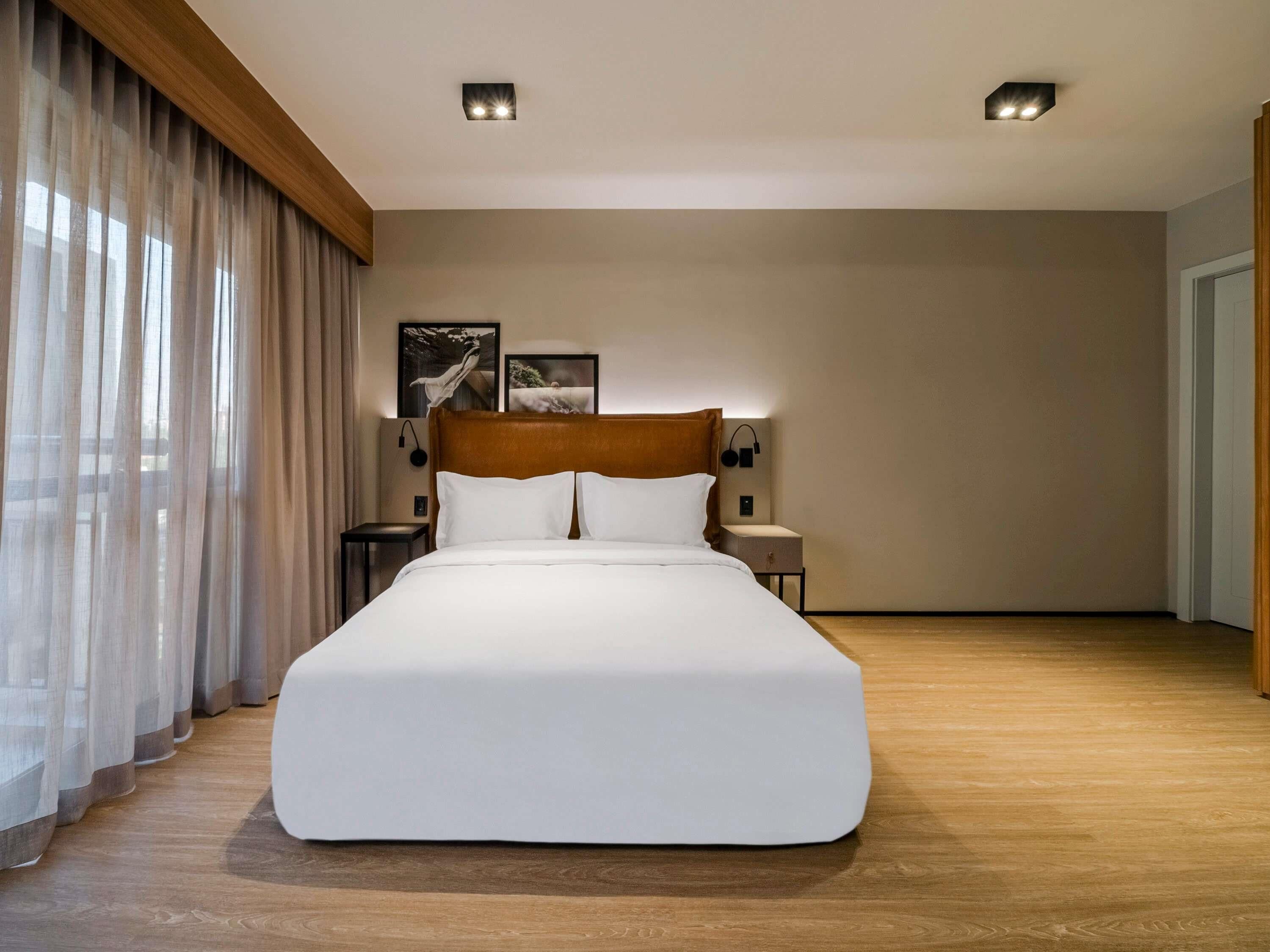 Minibar, värdeförvaringsskåp på rummet och skrivbord